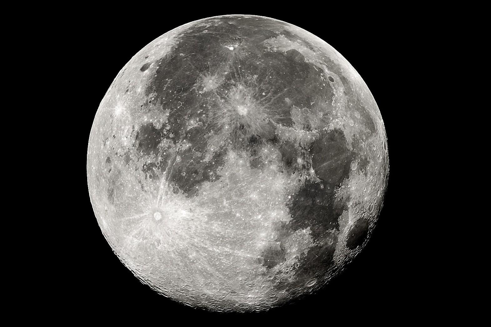 occhi sulla luna